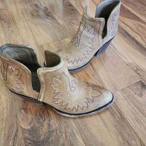 Ariat Round Toe Booties